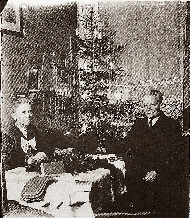 #8 By 1942, both have gone completely grey and are again wearing their winter coats. The final picture in the series shows Anna all alone – no tree, no presents. Richard had died in August of that year. And even though Anna lived another five years, the series stops here.