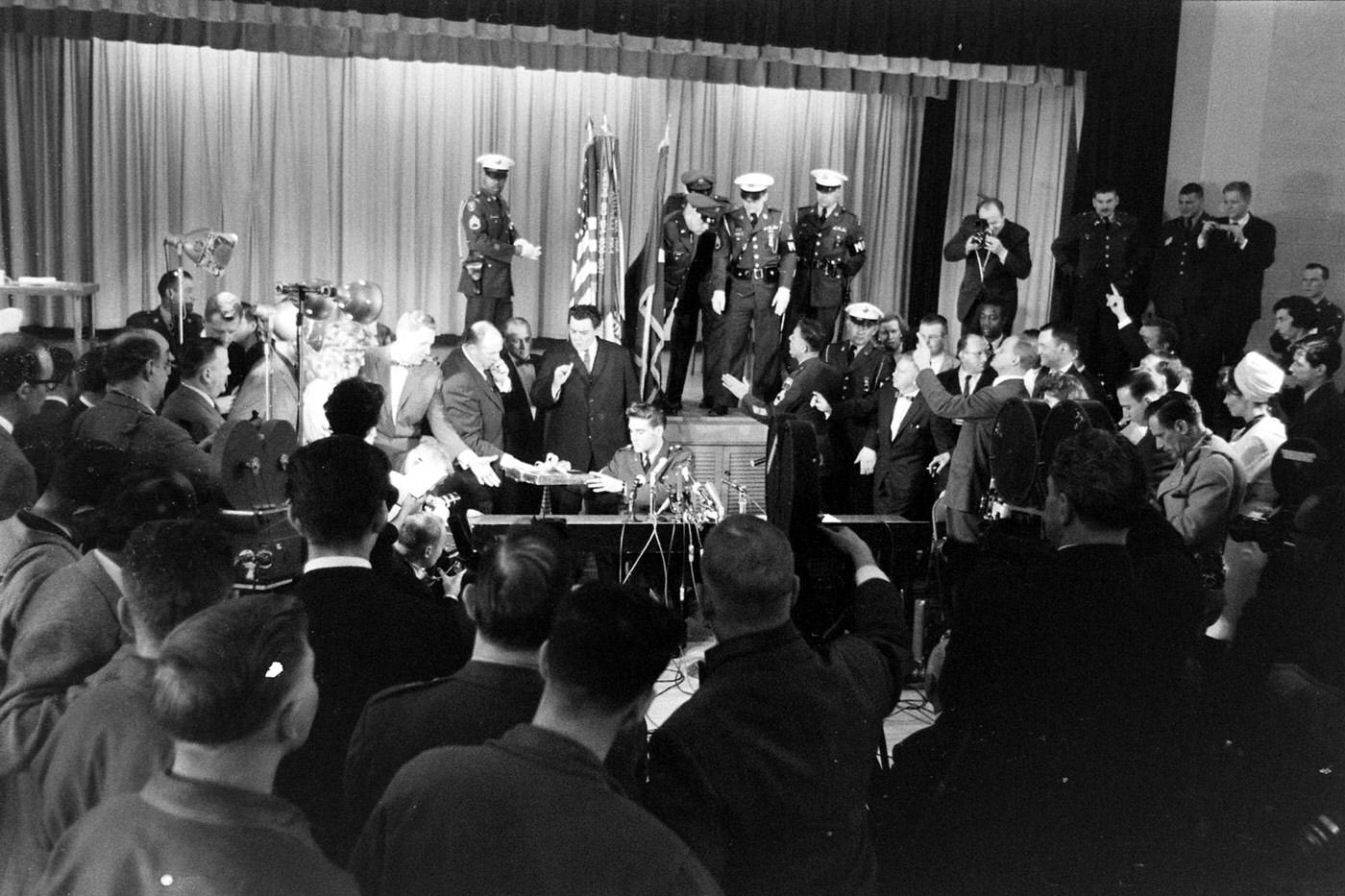 The King’s Homecoming: Vintage Photographs Document Elvis Presley’s Return from the Army in 1960 Mu