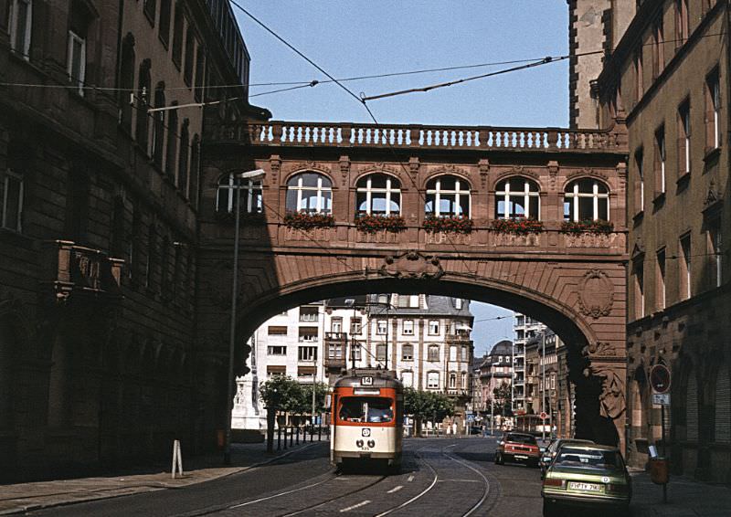#10 Frankfurt N series articulated tram 825 (Düwag/1963) on Route 14 passes beneath the Seufzerbrücke in the Braubachstrasse, July 11, 1982