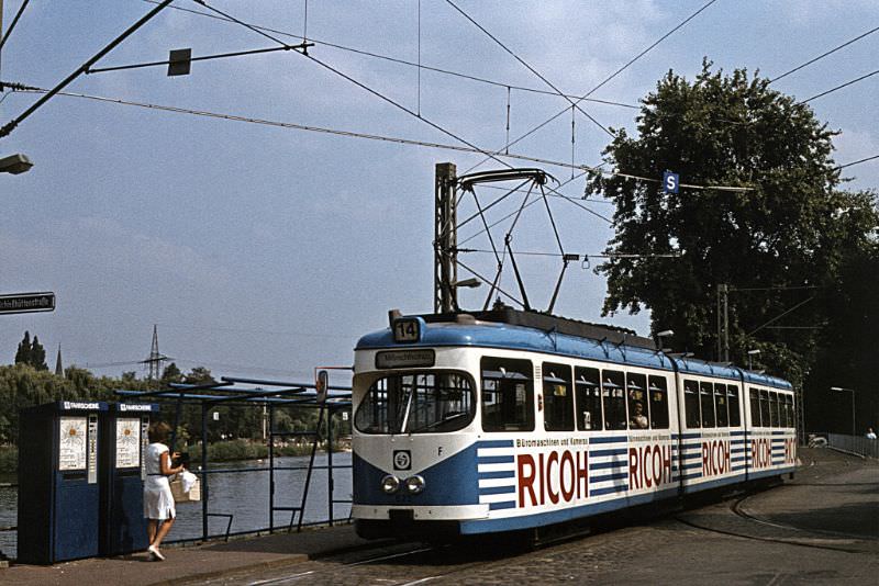 #8 Frankfurt N series articulated tram (Düwag/1963) at the Schiesshüttenstrasse terminus of Route 14, July 11, 1982