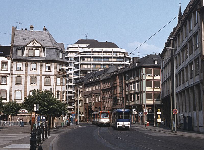 #9 Frankfurt N series articulated tram 812 (Düwag/1963) at right passes P series articulated tram 726 (Düwag/1977) at left in the Braubachstrasse, July 11, 1982