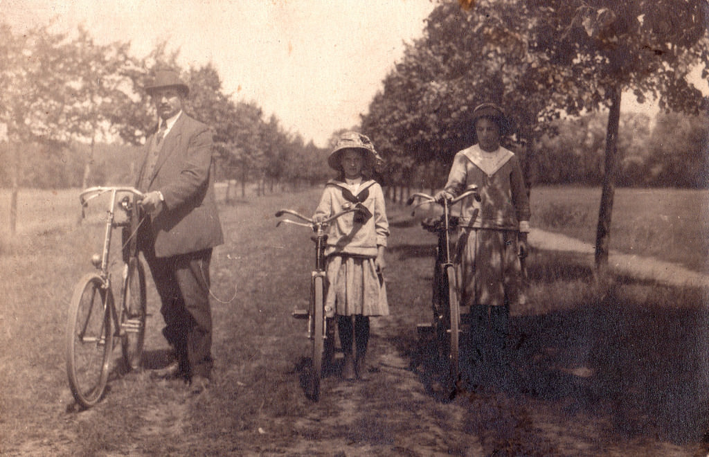#15 Cycling family, 1904