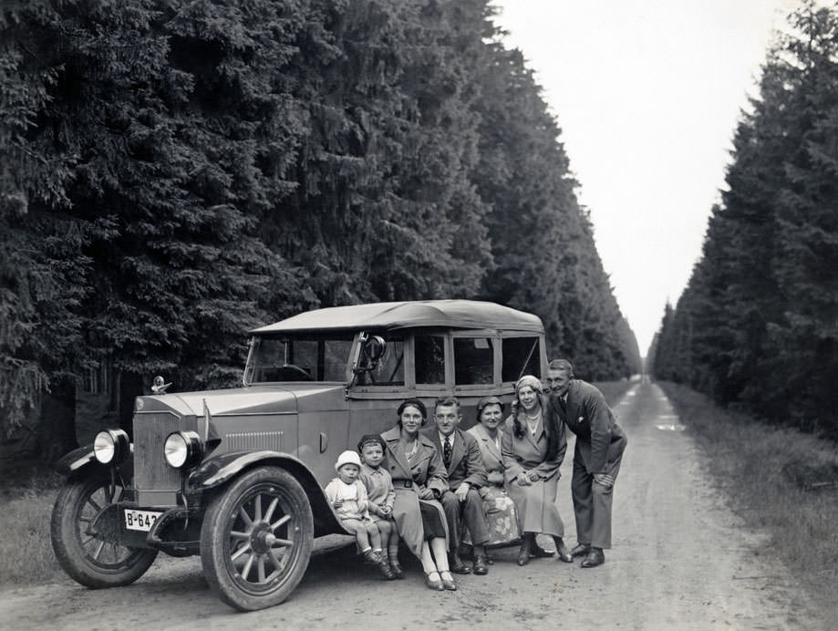#16 A family with their Benz in July 27, 1932