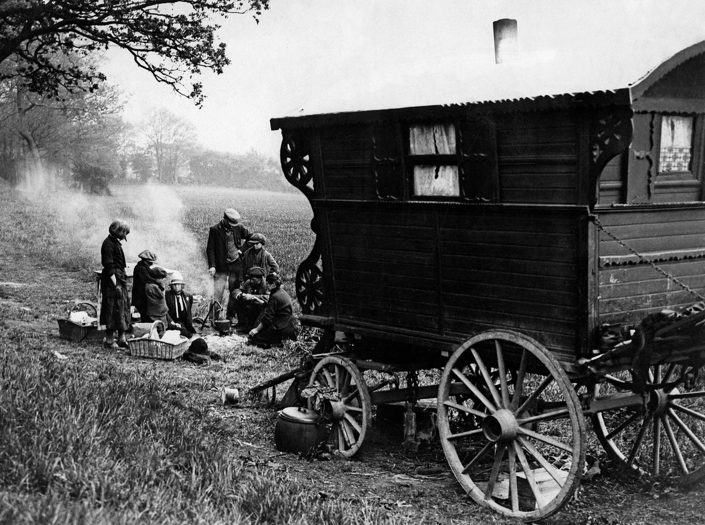 #23 Gypsies cooking in the open, photographed by Eduard Schlochauer, published in ‘Sieben Tage’ in 1931.