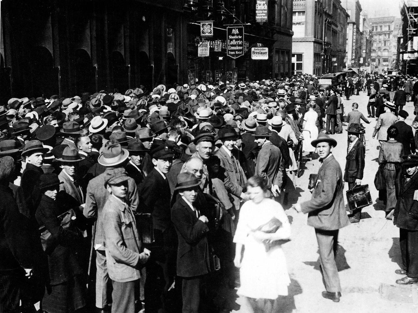 #18 Crowd in front of Reichsbank during Germany’s hyperinflation crisis, 1923.