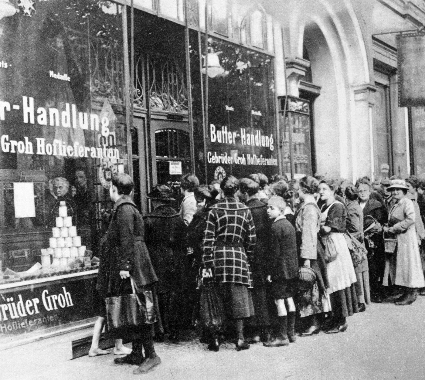 #21 Hyperinflation in Weimar Germany 1923, groceries queues in Berlin.