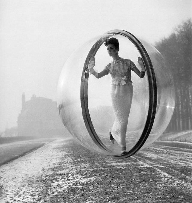 #12 After Delvaux, a fashionable moment