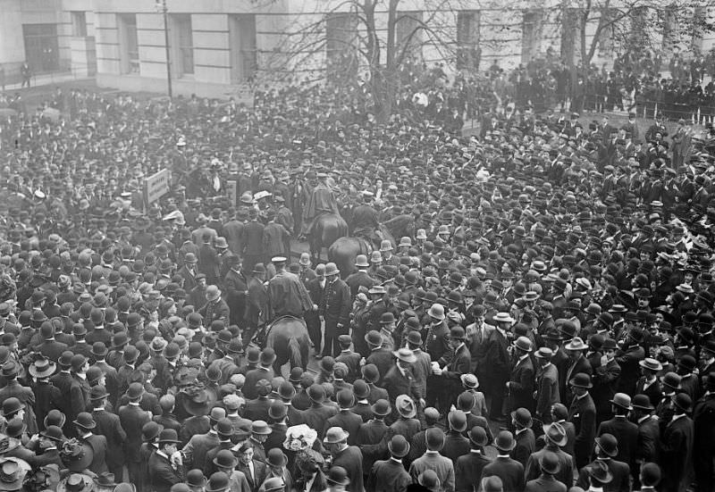 #1 Crowd at suffragette meeting City Hall, 1908.