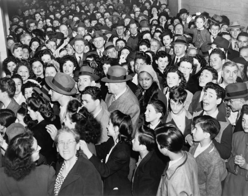 #19 People waiting to be vaccinated at the Department of Health building, 1947.