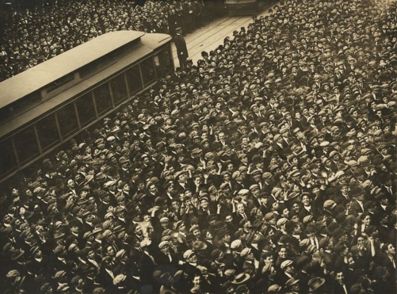 #6 Huge crowd of baseball fans watching baseball scoreboard during World Series game, 1911.