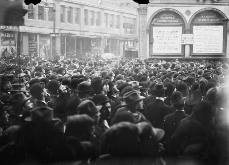 #7 Crowd watching “playograph,” World Series, 1911.