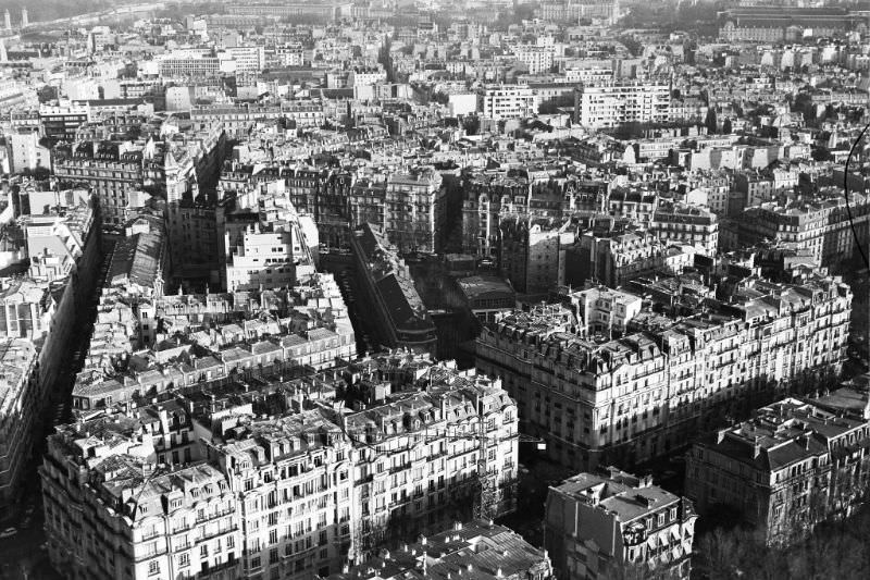 #32 The city enveloped in coal smoke and vehicle exhaust, Paris, December 1969