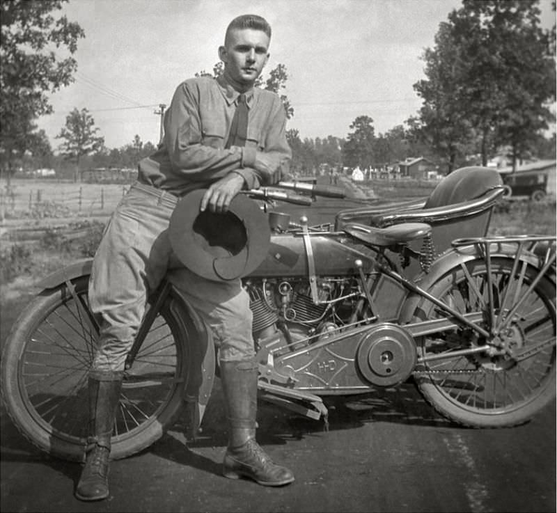 #7 Harley-Davidson motorcycle and sidecar, 1920s