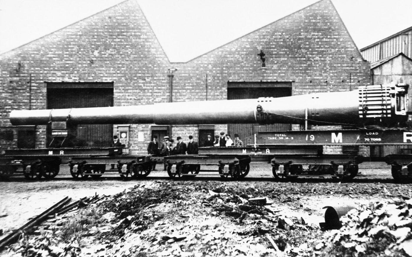 Loading a 15′ naval gun onto a waiting train at The Royal Ordnance Works in Coventry, 1915.