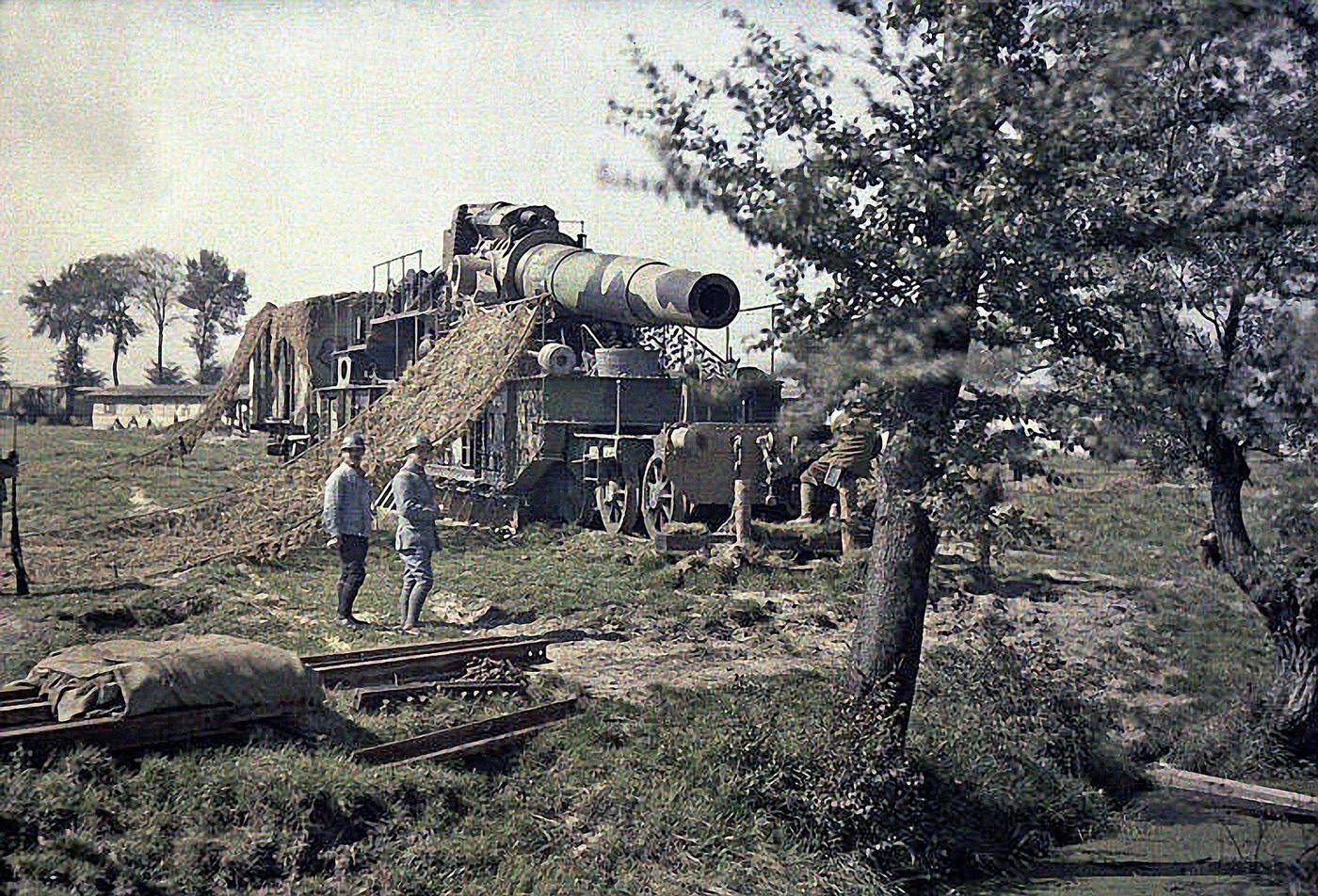 French soldiers camouflaging a 370 mm railway gun named “Keity” in Noyon, Region Oise, France, September 5, 1917.