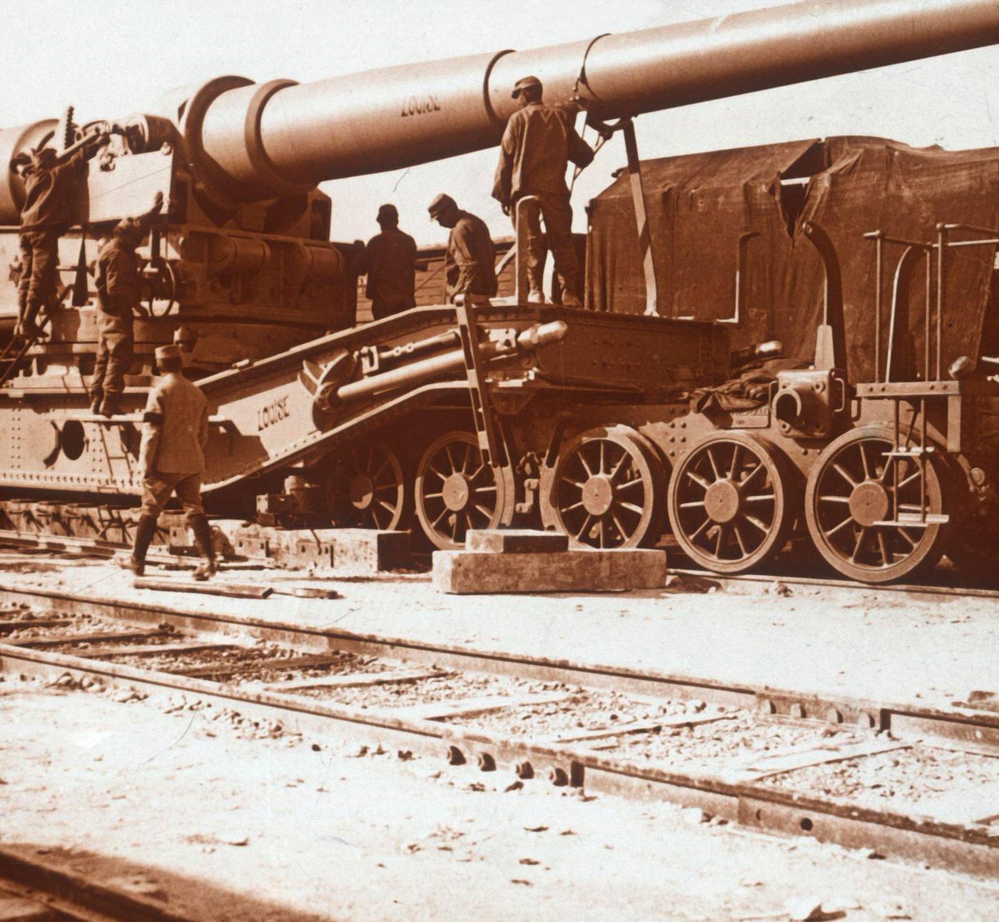 370 mm railway gun named “Louise” in Mailly, northern France, 1914-1918.