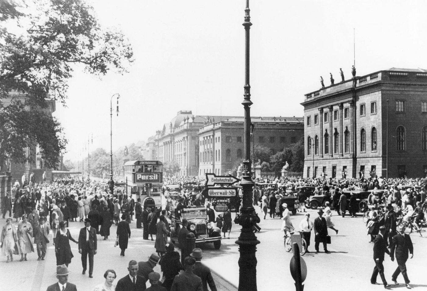 #105 Berlin Unter den Linden, Ecke Oberwallstrasse, Berlin, 1930s