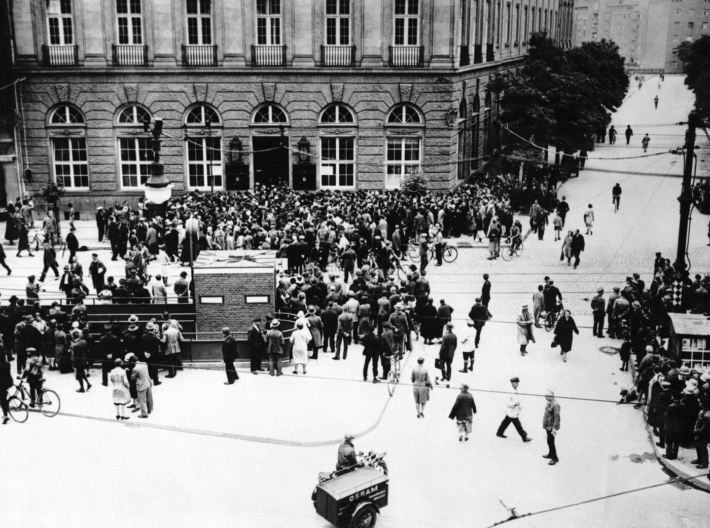 #111 Foule devant une caisse d’épargne, Berlin, 1931