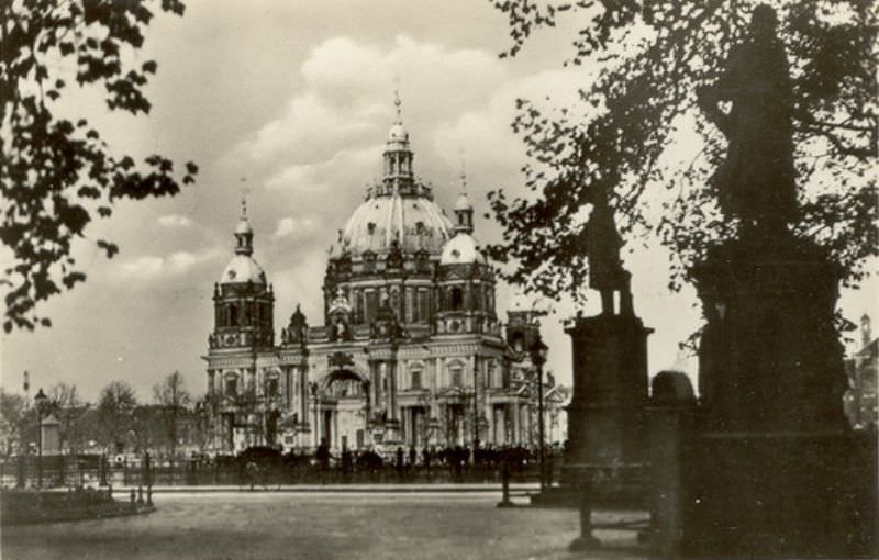 #20 The Cathedral with silhouettes, Berlin, 1930