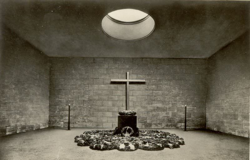 #28 Unter den Linden – Memorial Hall for all who fell in the Great War, Berlin, 1930