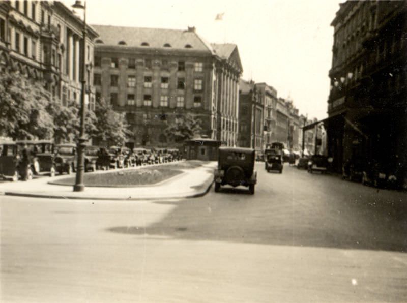 #41 Wilhelmplatz, Kaiserhof Straße with the Kaiserhof on the right, Berlin, 1930