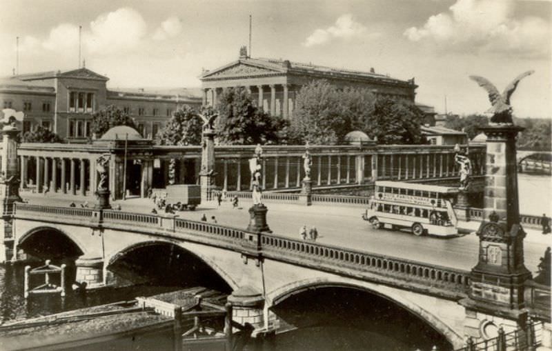 #12 Fredericks Bridge with the National Gallery, Berlin, 1930