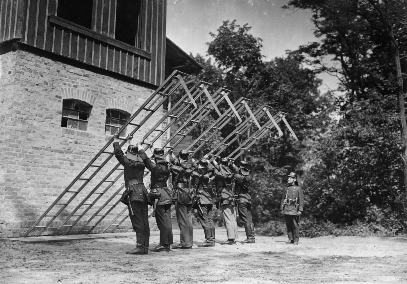 #55 Righting Ladders, Berlin, 1930