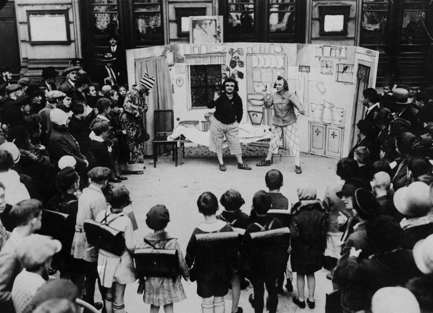 #57 Traveling theater, Berlin, 1930