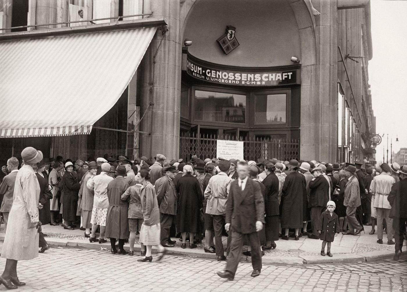 #61 Economic crisis: Rush demand on material assets, Berlin, 1930
