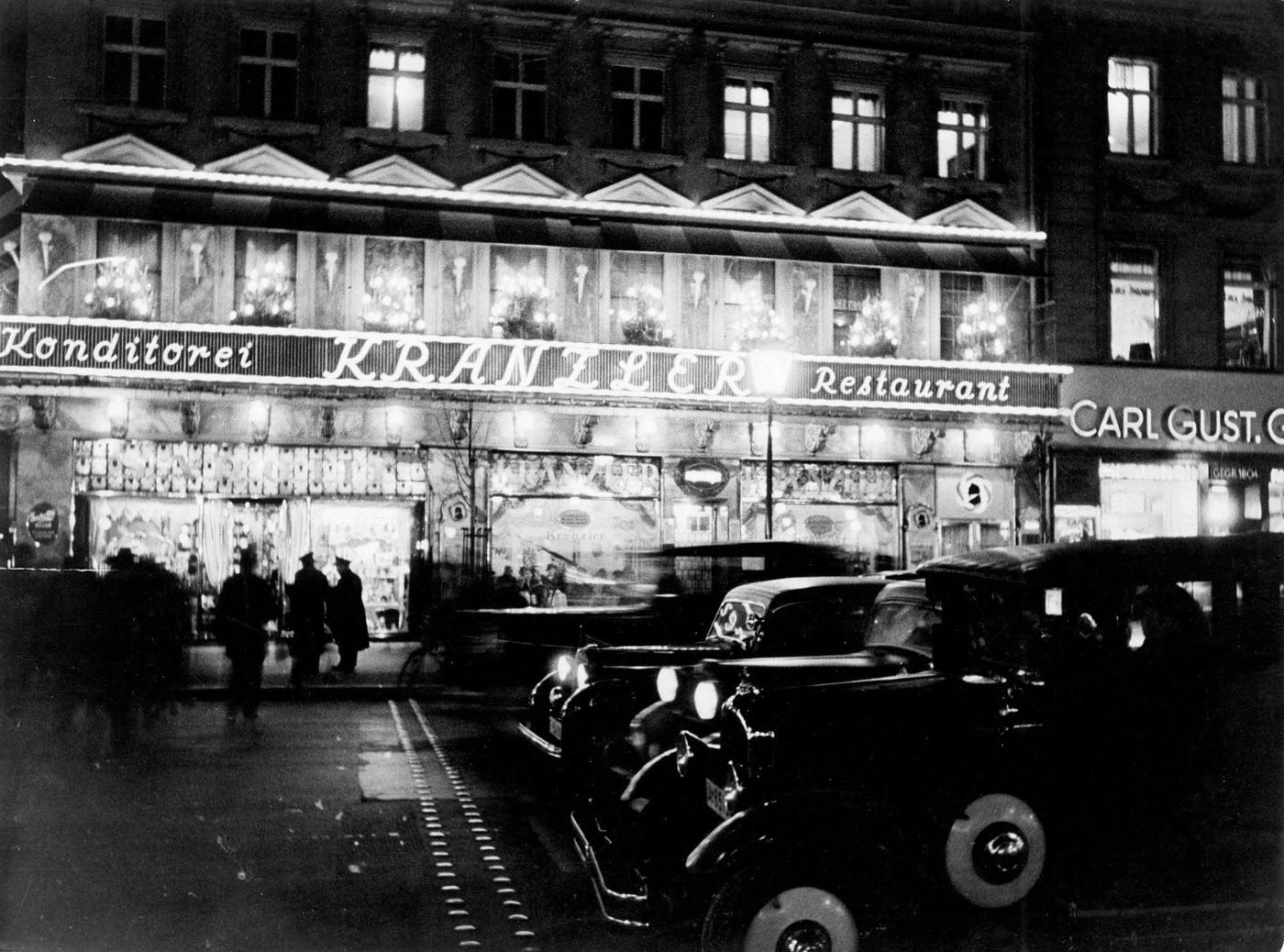 #81 Germany, Berlin: Unter den Linden: Cafe Kranzler at night, Berlin, 1930