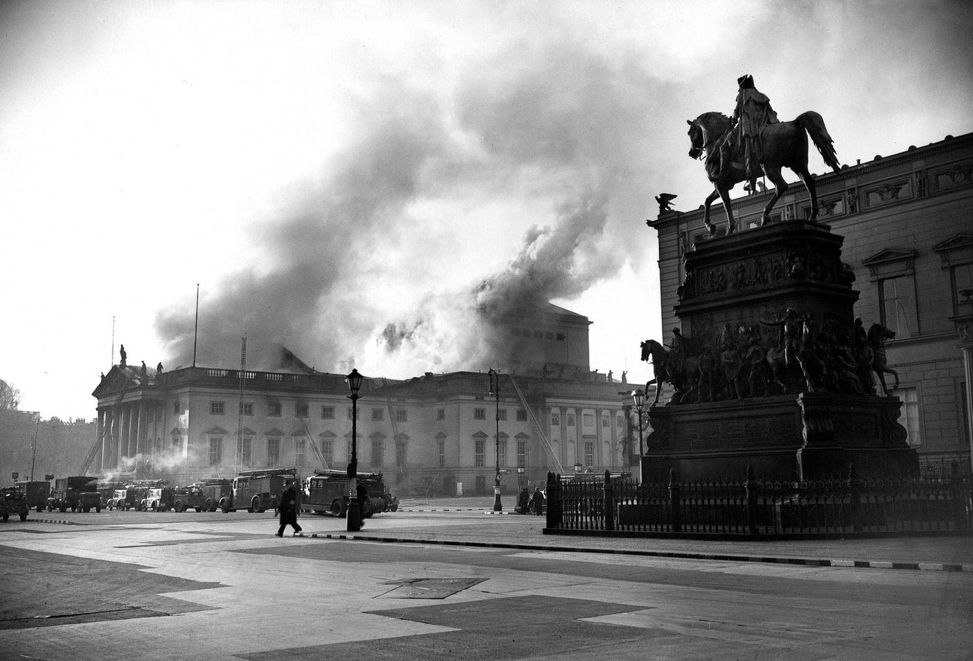 #47 State Opera House Berlin on fire with the Friedrich-Memorial in the foreground, 1941.