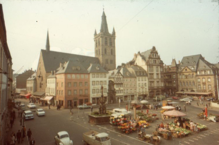 #25 Market at the Hauptmarkt (with St. Gangolf and Marktkreuz) in Trier, 1960s