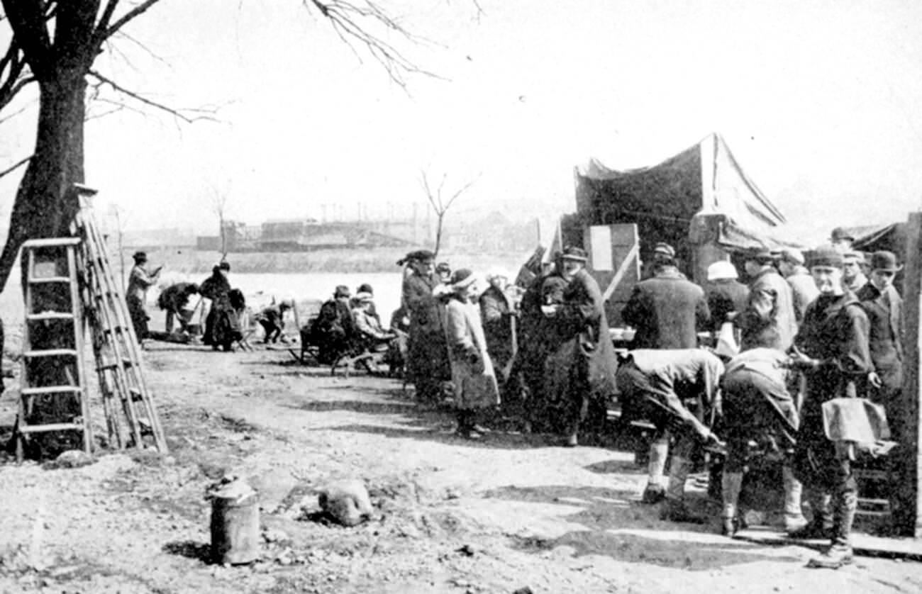 #41 Orville Wright on a relief line, 1913.