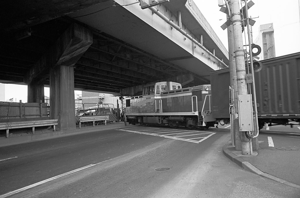 #7 Drop line around Hamamatsu-cho, Kaigan, Minato City, Tokyo Metropolis, Japan. 1980.