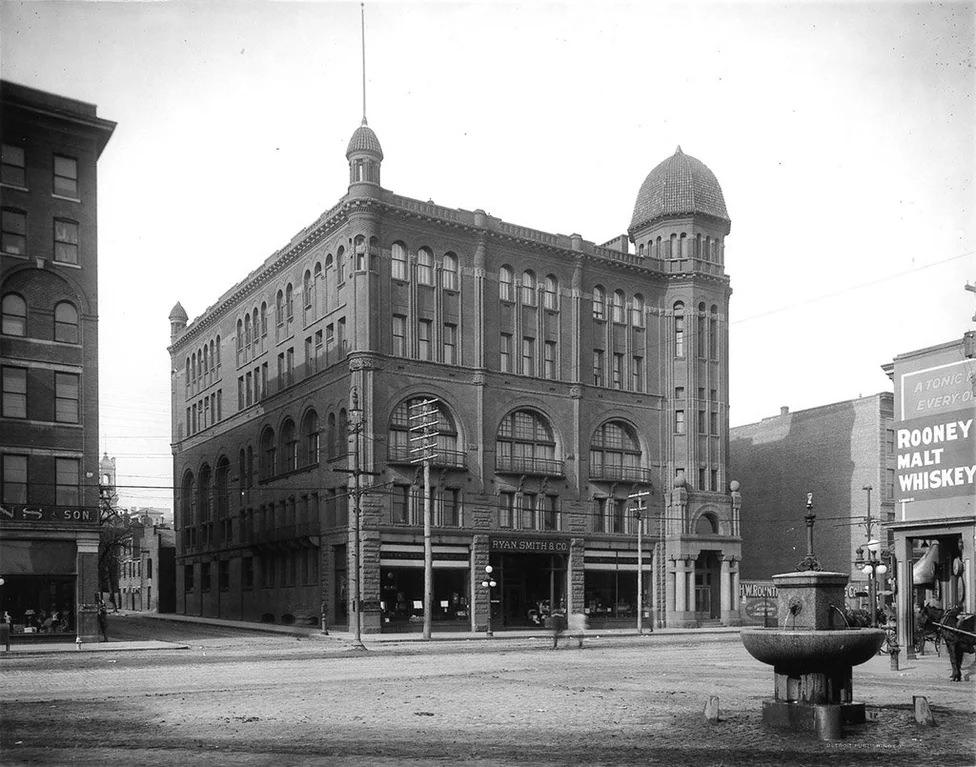 #47 Masonic Temple and horse fountain with electric illumination, Richmond, Virginia, 1910.