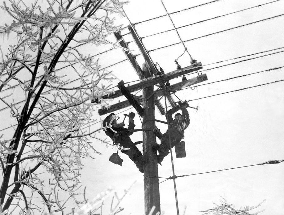#128 Workmen of the Virginia Electric and Power Company repaired damage from sleet and ice at Brook Road and Westwood Avenue, 1943.