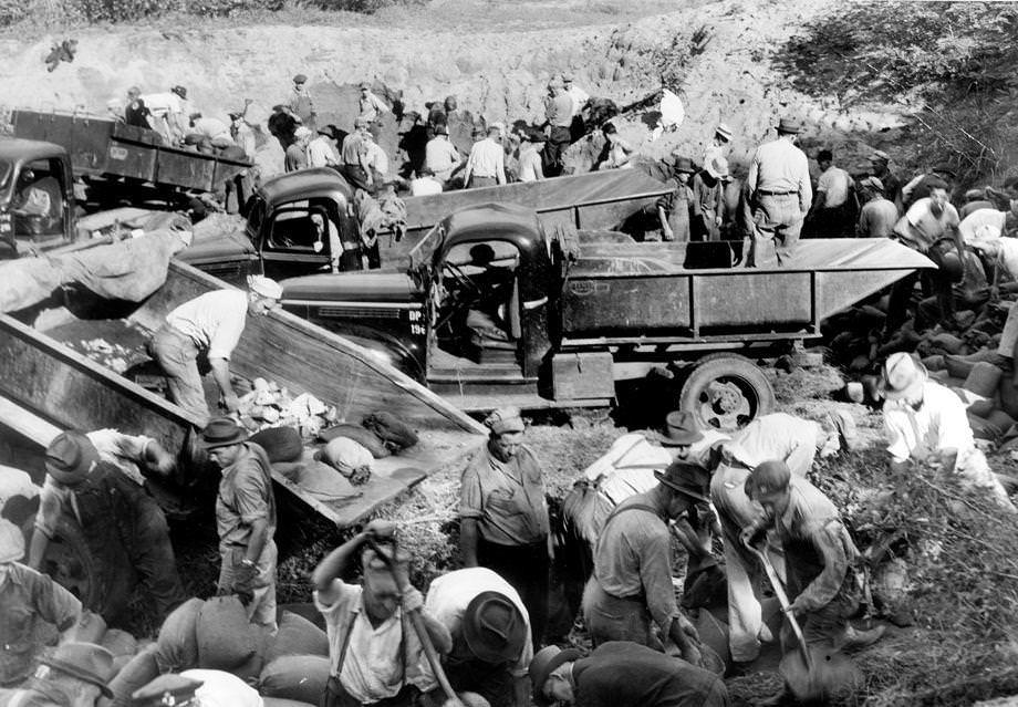 #130 Richmond city employees hurriedly made preparations for a James River flood by filling and loading sandbags, 1944.