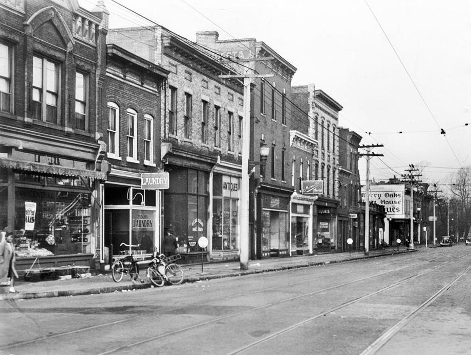 #166 East Main Street in downtown Richmond between First and Second streets reflected a parking ban that aimed to speed streetcar service, 1942.
