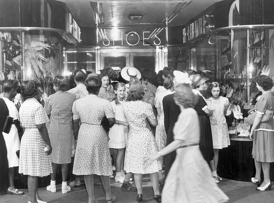 #199 Shoppers waited outside a Hofheimer’s shoe store on East Broad Street in downtown Richmond, eager to use their No. 17 ration coupon before it expired, 1943.