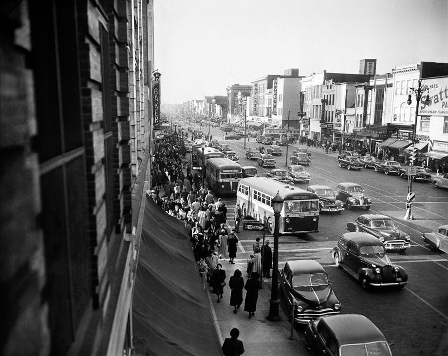 #126 East Broad Street at Fifth Street in downtown Richmond shows crowds of holiday shoppers visiting such stores as Baker’s, Peoples Drug, Swatty’s Pants, Haverty’s Furniture and Raylass Department Store, 1950.