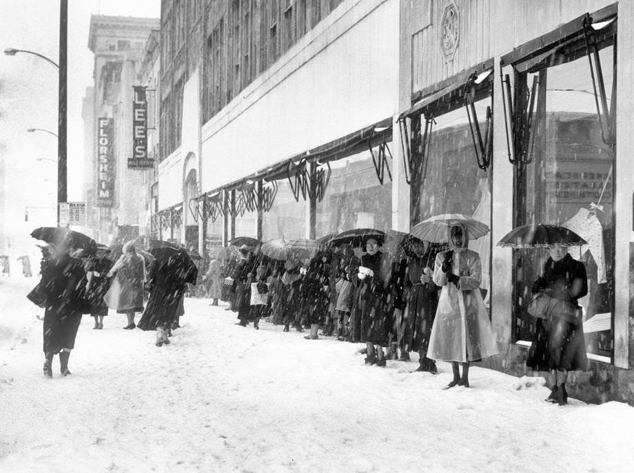 #15 Shoppers waited for buses in the snow on Broad Street in downtown Richmond, 1954.