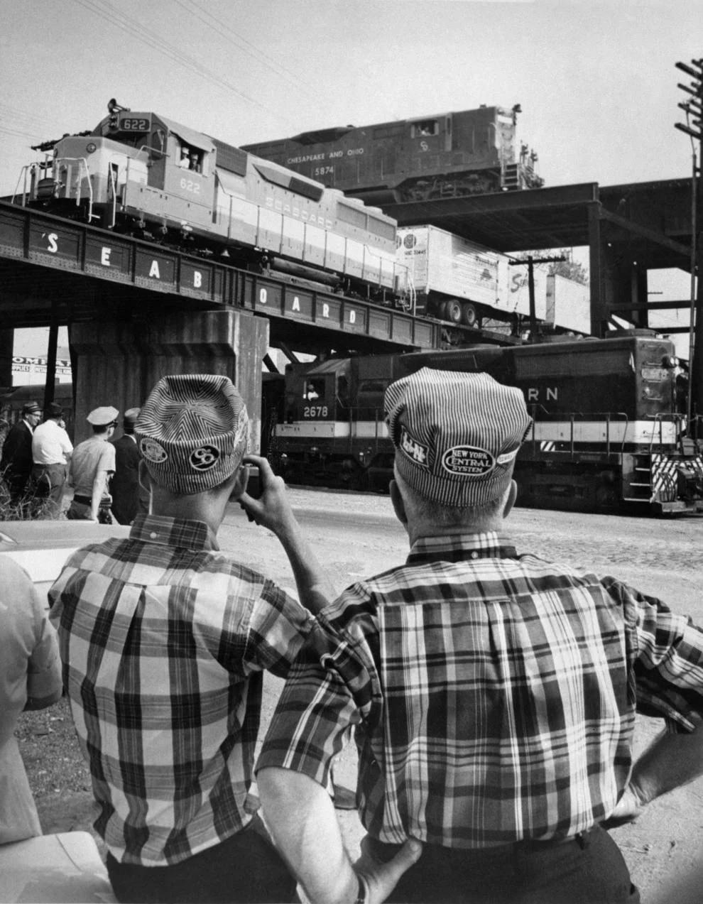#228 Just before 2 p.m., a rare triple railroad crossing was organized in Richmond, 1958.
