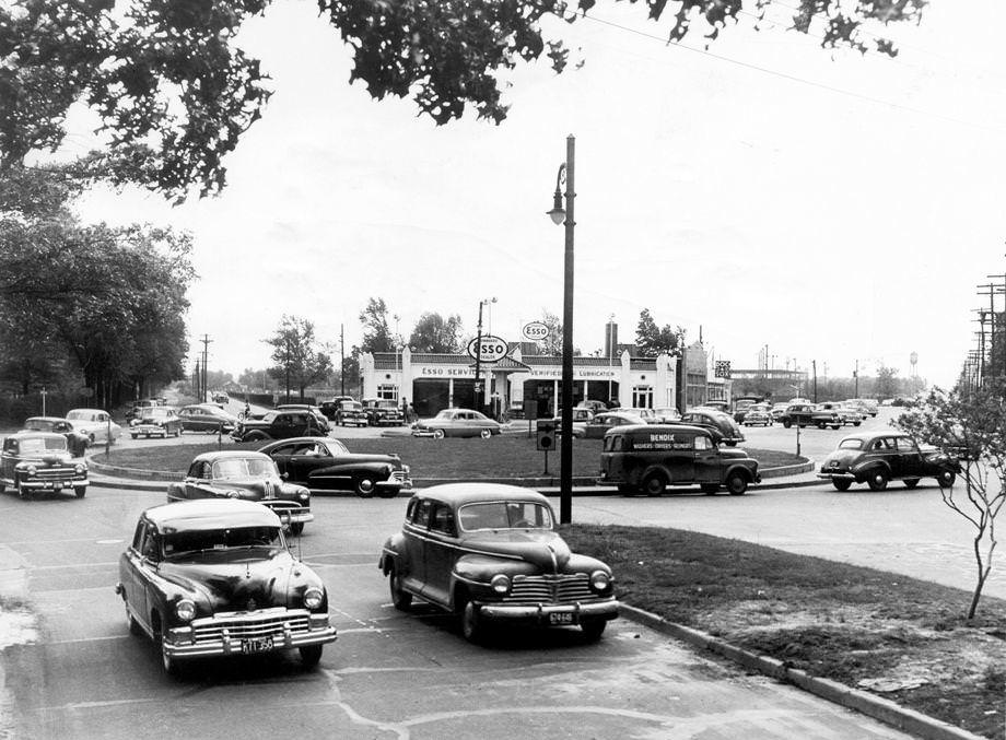 #27 The former Westwood Circle in Richmond, a traffic circle at the intersection of North Boulevard, Hermitage Road and Westwood Avenue, 1950.