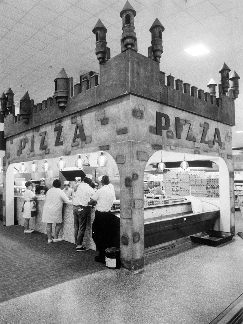#179 Pizza Castle was among several areas that tempted customers at the new Giant Open Air Market along Maywill Street in Henrico County, 1970.