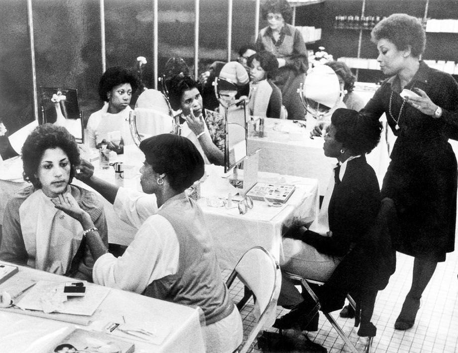 #26 African-American women gathered for a beauty clinic at the Thalhimers at Eastgate Mall in Richmond, 1978.