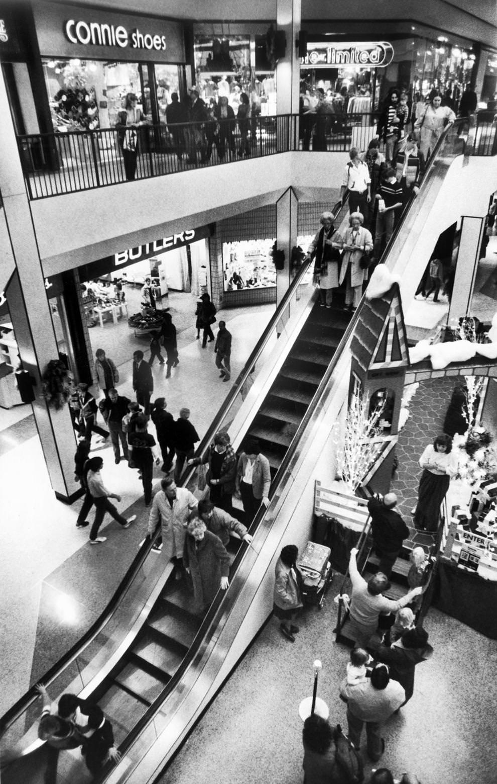 #12 A crowd filled Regency Square mall for the first day of Sunday store openings in Henrico County, 1982.