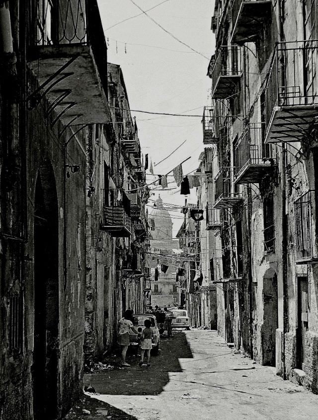 #18 Alley life, Palermo, Sicily, 1973