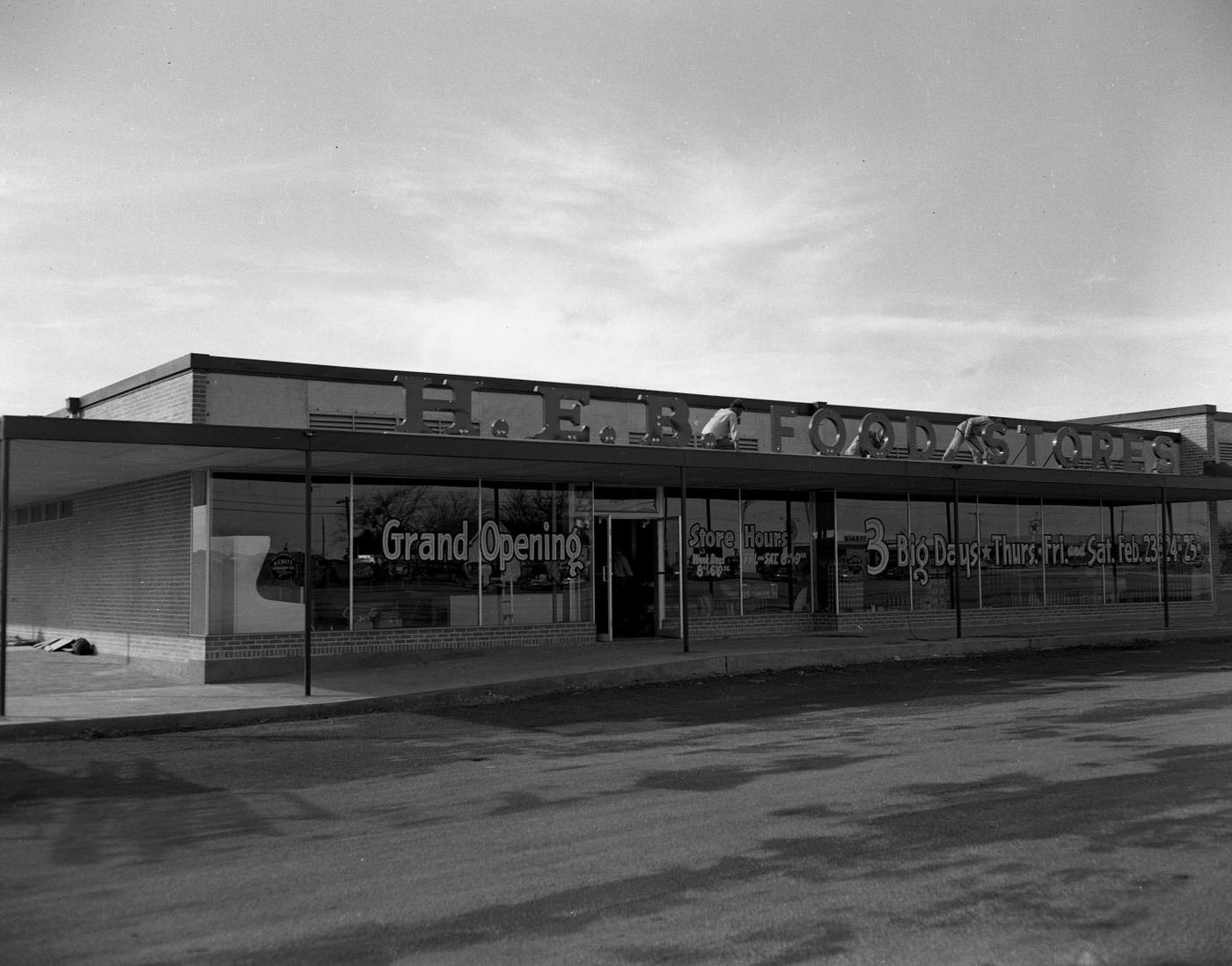 #84 H.E.B Food Store at Allandale Village with Workers, 1950