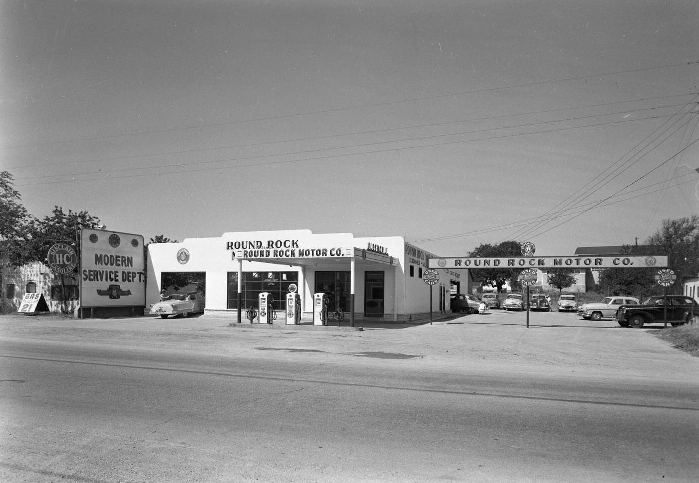 #157 Round Rock Motor Company, Exterior With Cars and Sinclair Gasoline Sign, 1952.