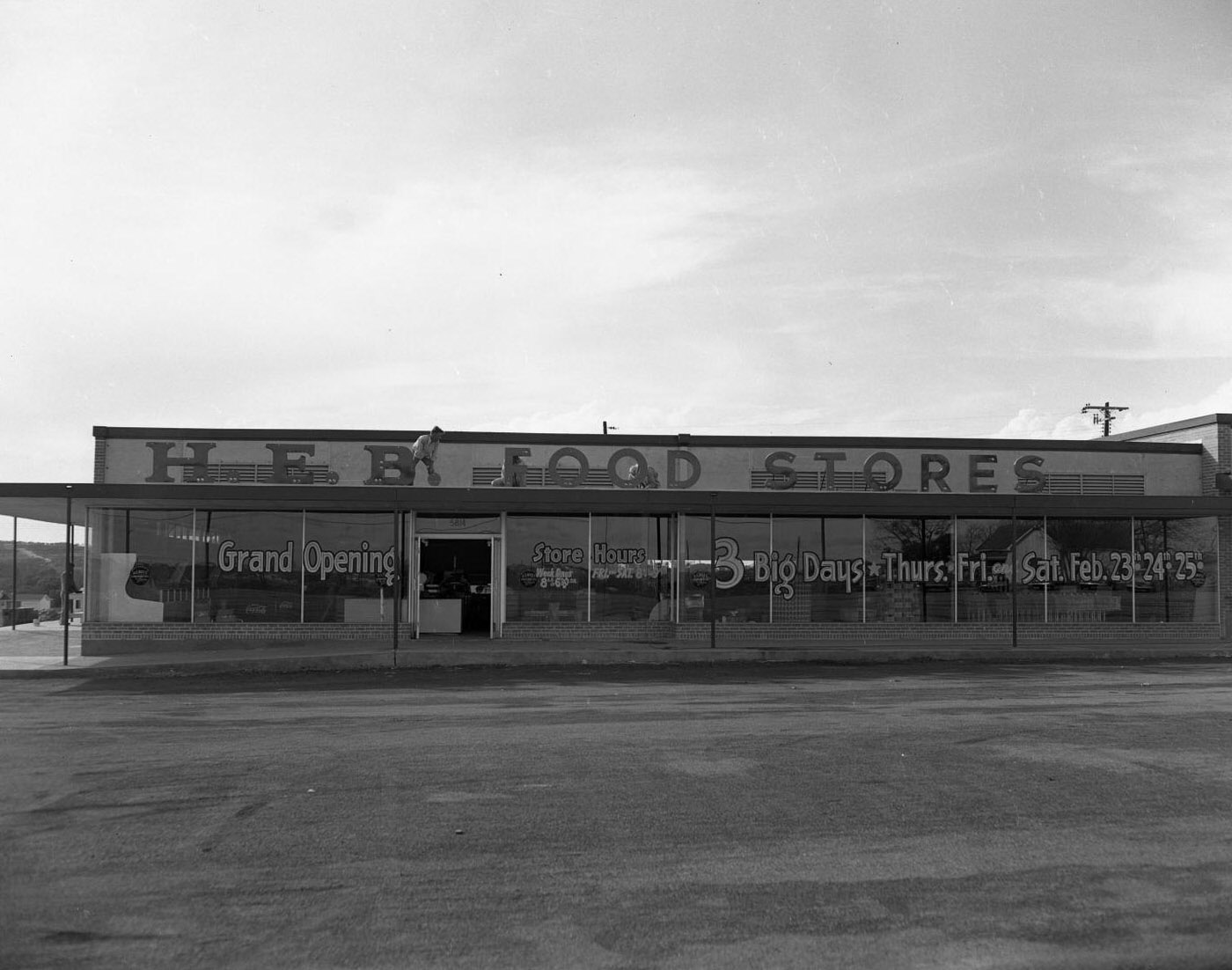 #163 Shopping Center With HEB, Allandale Village, Empty Parking Lot and People on Roof, 1950.